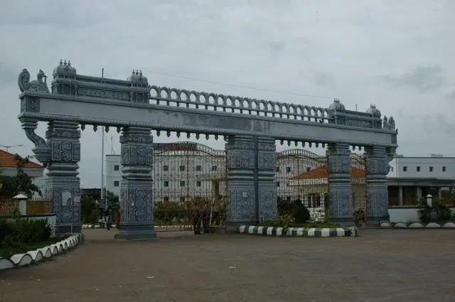 Vijayawada to Pinnamaneni Siddhartha Cabs